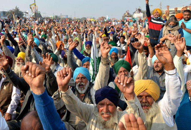 ਖਨੌਰੀ ਬਾਰਡਰ ’ਤੇ ਕਿਸਾਨਾਂ ਦਾ ਧਰਨਾ ਜਾਰੀ, ਦਿੱਲੀ ਵੱਲ ਪੈਦਲ ਮਾਰਚ ਰੋਕਿਆ ਗਿਆ