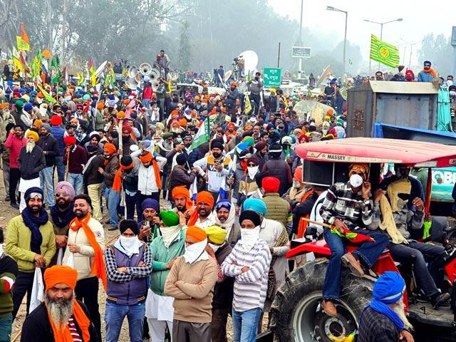 ਖਨੌਰੀ ਬਾਰਡਰ ’ਤੇ ਡਟੇ ਪੰਜਾਬ ਦੇ ਕਿਸਾਨ, ਦਿੱਲੀ ਵੱਲ ਪੈਦਲ ਮਾਰਚ ਰੋਕਣ ਤੋਂ ਬਾਅਦ ਵਧਿਆ ਤਣਾਅ